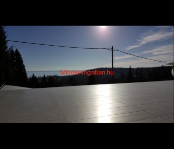 Minimalista villa Almádiban