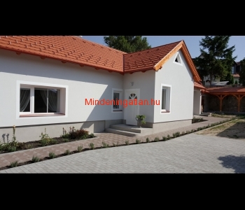 Szépen felújított ház Almádiban